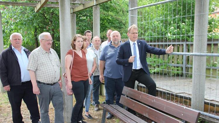 Die Mitglieder des Bau- und Umweltausschusses waren mit ihrem Bürgermeister Bernd Rebhan vor Ort, um eine Entscheidung zwecks Sanierung oder Rückbau der Aussichtsplattform zu treffen.  Foto: Veronika Schadeck