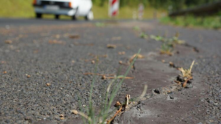 Risse durchziehen den Asphalt.Foto: Arkadius Guzy
