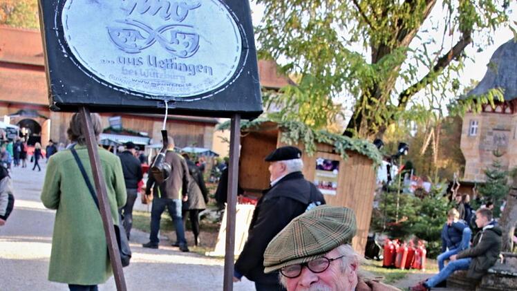 Ein Blickfang: Pfeifenmacher Norbert Riemer aus Uettingen bot mit seinem Fahrrad Unikate von selbstgefertigten Pfeifen an.