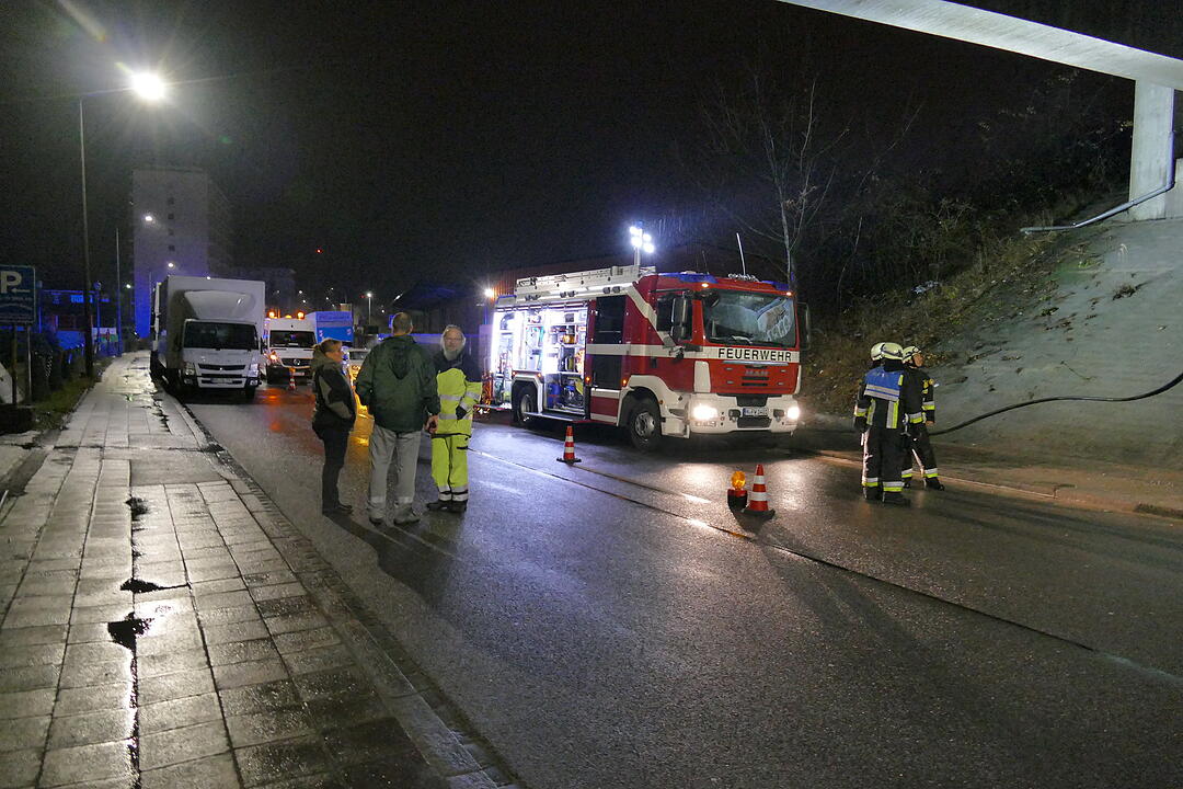 Wassermassen reißen Loch in Hafenbrücke - Frankenschnellweg in Nürnberg gesperrt