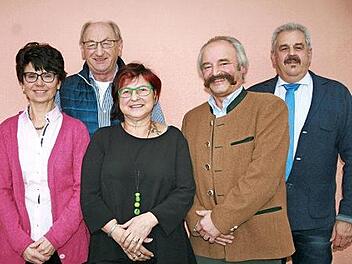 Vorsitzender Egon Kessler (rechts) ehrte die langjährigen Mitglieder Marianne Sell (von links), Waldemar Metz, Christine Rüsse und Gunther Hahner.  Foto: Gabriele Sell