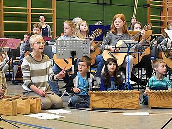 Das Projektorchester (Foto unten) und das Querflötenorchester proben für das Konzert. Fotos: privat