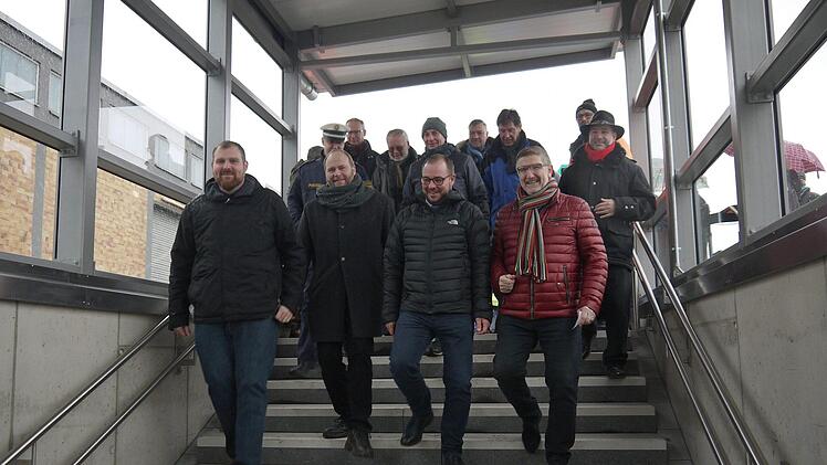 Bitte vortreten: Die ersten Fußgänger, die die Unterführung der Garnstadter Straße offiziell benutzen durften, waren  am Freitag  (von links) MdL Martin Mittag, Bernd Reisenweber, - Foto: Berthold Köhler