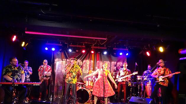 20 Jahre Chicolores: Zum Jubiläum ging die Band am Freitag mit ihren Fans im Jungen Theater Forchheim auf Zeitreise. Michaela Hofmann