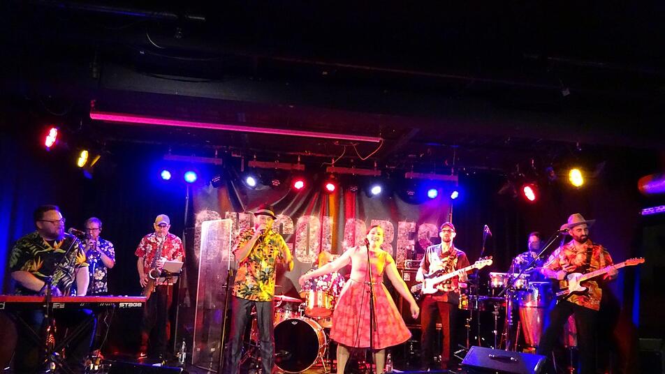 20 Jahre Chicolores: Zum Jubiläum ging die Band am Freitag mit ihren Fans im Jungen Theater Forchheim auf Zeitreise. Michaela Hofmann