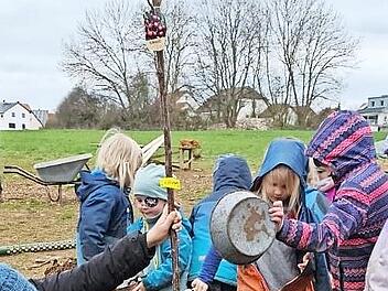 Im Laufe des Tages erhielten zwei Kirsch-, ein Birn-, ein Apfel- und ein Zwetschgenbaum einen neuen Platz zum Wachsen.
