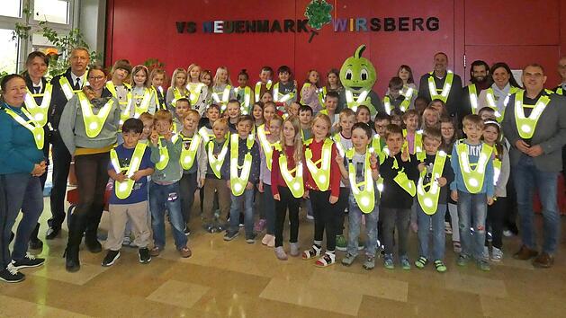 Mit den &Uuml;berw&uuml;rfen sind die Kinder im Stra&szlig;enverkehr gut sichtbar.