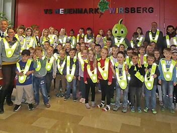 Mit den Überwürfen sind die Kinder im Straßenverkehr gut sichtbar.