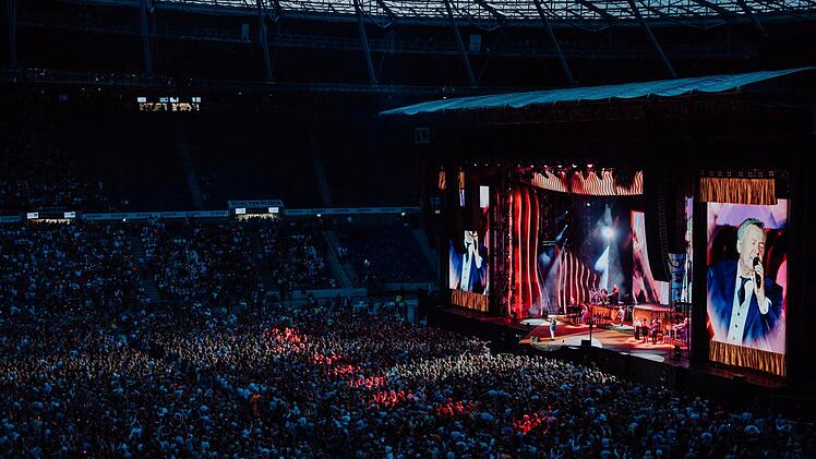 Auf seiner Jubil&auml;umstour mit dem Titel "RK50 I 50 Jahre - 50 Hits!" spielte Roland Kaiser 2024 und 2025 ausverkaufte Konzerte, darunter in Hannover.