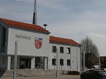 Dicke Luft herrscht im Rathaus Oerlenbach, nachdem die "Überörtlichen" in einer Presseerklärung unterstellten, dass Themen in den nichtöffentlichen Teil verschoben wurden. Bürgermeister und Gemeinderat sind empört und widersprechen dem.  Foto: Archiv Paul Ziegler