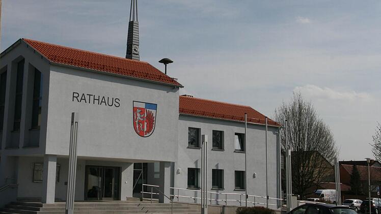 Dicke Luft herrscht im Rathaus Oerlenbach, nachdem die "Überörtlichen" in einer Presseerklärung unterstellten, dass Themen in den nichtöffentlichen Teil verschoben wurden. Bürgermeister und Gemeinderat sind empört und widersprechen dem.  Foto: Archiv Paul Ziegler