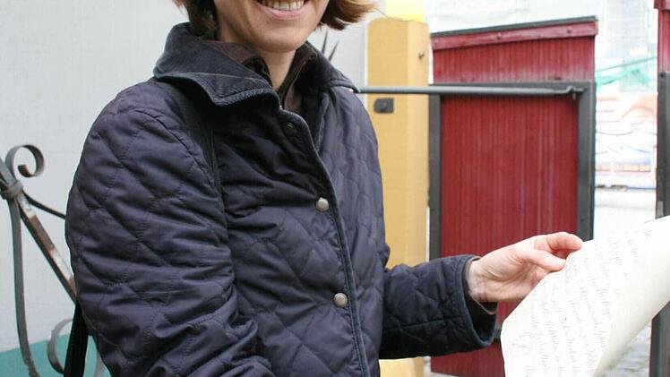 Archivarin Susanne Kornacker freut sich, dass die Dokumente so gut erhalten sind. Foto: Daniela Röllinger