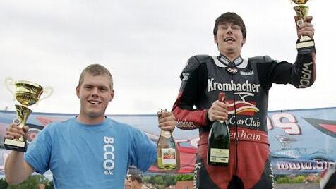 Sieger: Max Graumann (links) und Marcel Paul mit ihren Trophäen.