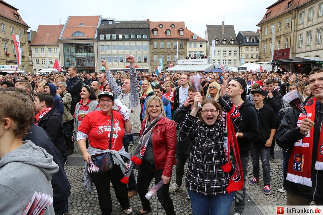 Fans des Spiela der Brose-Baskets am Maxplatz; Brose-Baskest sind Meister; Foto: Barbara Herbst