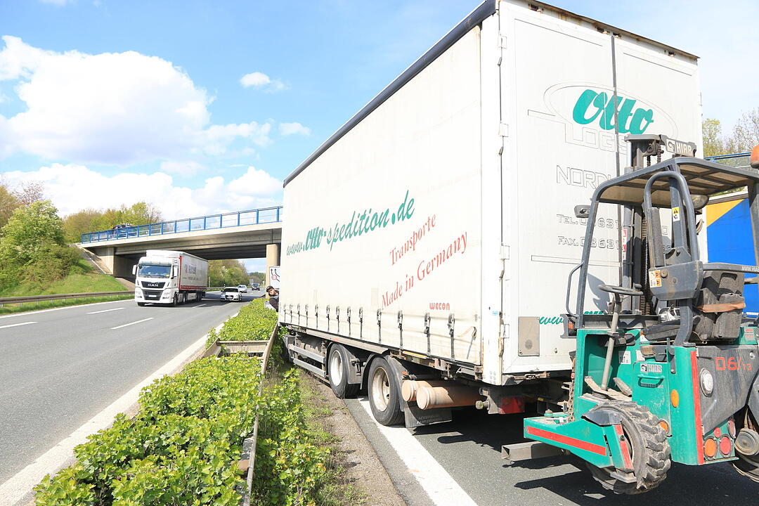 Lkw-Anhänger löst sich auf A73 bei Forchheim