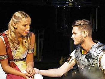 In der Gestalt Amphitryons tr&ouml;stet Jupiter (Christopher Reinhardt) Alkmene (Anna-Laura Dressel). Foto: Denise Burkhardt