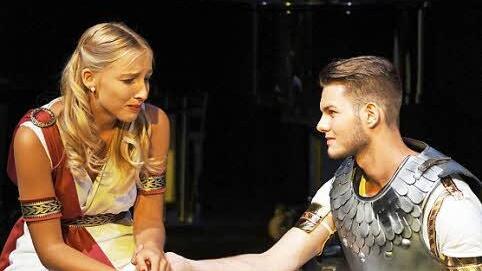 In der Gestalt Amphitryons tr&ouml;stet Jupiter (Christopher Reinhardt) Alkmene (Anna-Laura Dressel). Foto: Denise Burkhardt