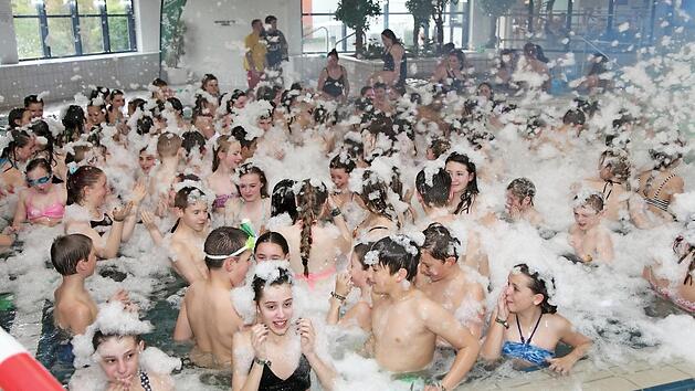 Bei der Hexennacht in der Frankenlagune kommt wie in den Jahren zuvor auch wieder die Schaumkanone zum Einsatz. Foto: Rudolf Mader/Archiv