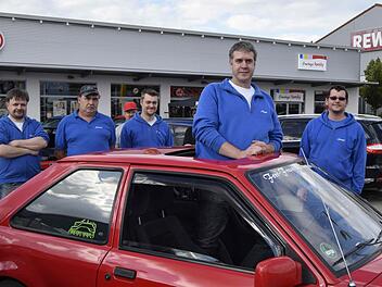 Alex Melcher ist stolz auf seinen Ford Escort MK 4. Dahinter die Kumpels aus Kulmbach. Fotos. Andreas Welz