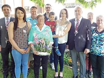 Jubilarin Erna Schmidt (Vierte von links) im Kreise der Verwandtschaft; mit im Bild B&uuml;rgermeister Harald H&uuml;bner (Dritter von rechts) und Pfarrer Johannes Feldh&auml;user (links) Foto: Horst Wunner