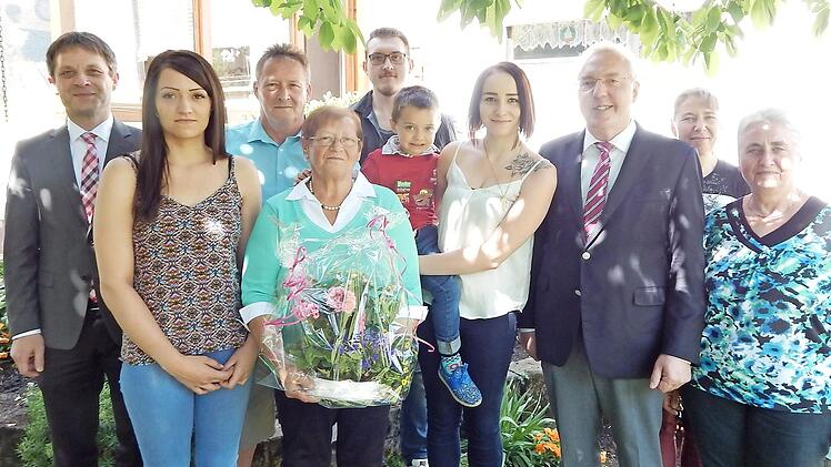 Jubilarin Erna Schmidt (Vierte von links) im Kreise der Verwandtschaft; mit im Bild B&uuml;rgermeister Harald H&uuml;bner (Dritter von rechts) und Pfarrer Johannes Feldh&auml;user (links) Foto: Horst Wunner