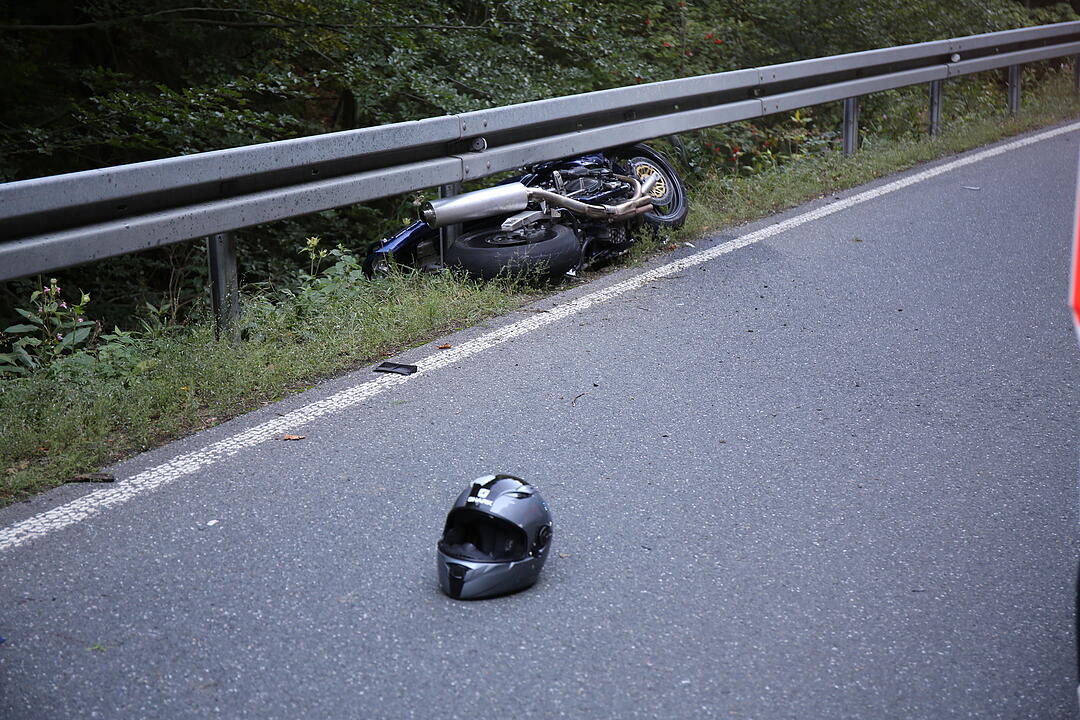 Motorradfahrer verstirbt nach Kollision mit Leitplanke im Kreis Kulmbach