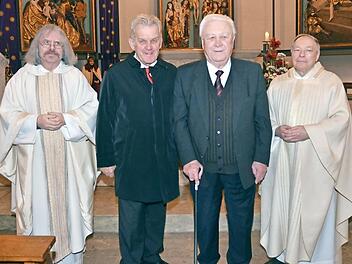 Die Pfarrei dankt zwei großen ehrenamtlichen Dienern der Kirche. Von links: Pater Helmut Haagen, Wolfgang Romig, Hans Möckel, Generalvikar Georg Kestel  Foto: K.- H. Hofmann