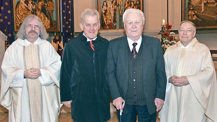 Die Pfarrei dankt zwei großen ehrenamtlichen Dienern der Kirche. Von links: Pater Helmut Haagen, Wolfgang Romig, Hans Möckel, Generalvikar Georg Kestel  Foto: K.- H. Hofmann