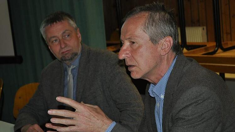 Frank Pilhofer vom Wasserwirtschaftsamt Bad Kissingen versprühte Optimismus: Wenn nichts Unvorhergesehenes passiert, kann die Junkersdorfer Trinkwasseranlage ab 2021 für die nächsten  Jahre weitergeführt werden. Bürgermeister Ralf Nowak (links) hört ihm zu. Simon Albrecht
