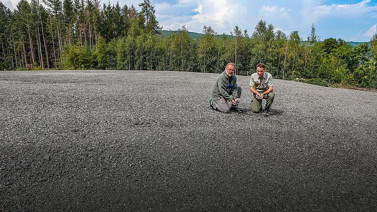 Die Forstleute Gregor Schießl (links) und Matthias Ott auf der Asphalthalde  Fotos: Matthias Hoch