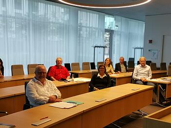 Sitzen sie so nie wieder zusammen? Die achtköpfige Fraktion der SPD im Kreistag Erlangen-Höchstadt könnte auf sieben Personen schrumpfen, wenn Günter Schulz (3. v. links) aus der Partei ausscheidet. Archiv