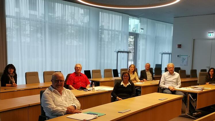 Sitzen sie so nie wieder zusammen? Die achtköpfige Fraktion der SPD im Kreistag Erlangen-Höchstadt könnte auf sieben Personen schrumpfen, wenn Günter Schulz (3. v. links) aus der Partei ausscheidet. Archiv