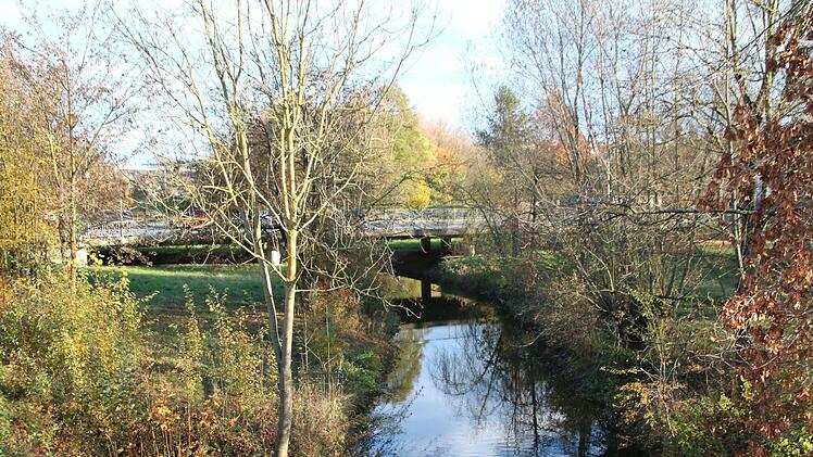 Völlig anders sieht der Bereich heute aus. Unter der neuen Brücke ist viel Platz für das Wasser. Foto: Thomas Malz