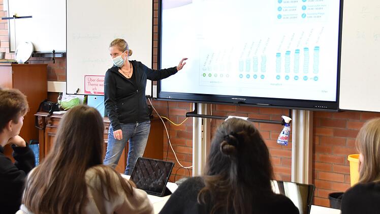 An der Schule in Marktleugast lernen die Sch&uuml;ler an digitalen Tafeln - hier in der 6. Klasse bei Maja Schmitt-Haller .