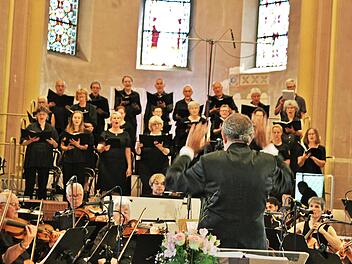 Die große Besetzung mit Chor, Orchester und Solisten füllt den Altarraum