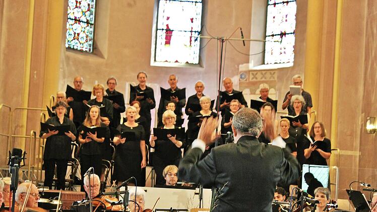 Die große Besetzung mit Chor, Orchester und Solisten füllt den Altarraum
