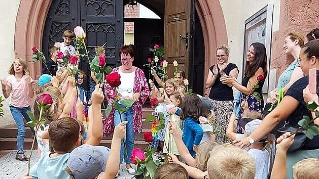 Mit einem Blumenspalier wurde Kindergartenleiterin Maria Holzheimer in den Ruhestand verabschiedet.