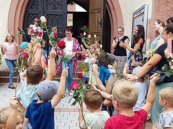 Mit einem Blumenspalier wurde Kindergartenleiterin Maria Holzheimer in den Ruhestand verabschiedet.
