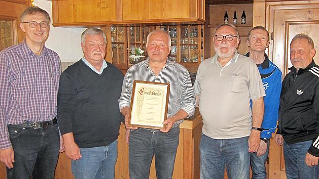 Gesch&auml;ftsf&uuml;hrer Bernhard Popp, Vorsitzender Hermann Adelhardt, Ehrenvorsitzender Michael Rottmann, Ehrenvorsitzender Hubert Linz, Kassier J&uuml;rgen Grasser und stellv. Vorsitzender Roland Krappmann bei der Feierstunde