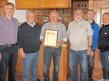 Geschäftsführer Bernhard Popp, Vorsitzender Hermann Adelhardt, Ehrenvorsitzender Michael Rottmann, Ehrenvorsitzender Hubert Linz, Kassier Jürgen Grasser und stellv. Vorsitzender Roland Krappmann bei der Feierstunde