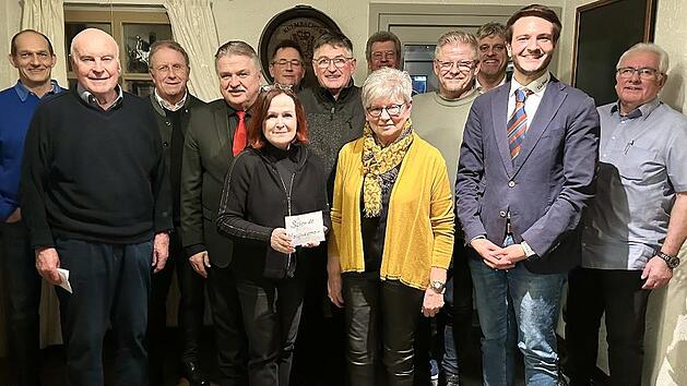 Eine Spende von 1000 Euro nahmen die Vorsitzende des Hospizvereins Kulmbach, stellvertretende Landrätin Christina Flauder, und Brigitte Brückner (vorne Mitte) vom Stammtisch „Die Vögel“ entgegen. Mit im Bild (von links) Jürgen Vierthaler, Robert S...