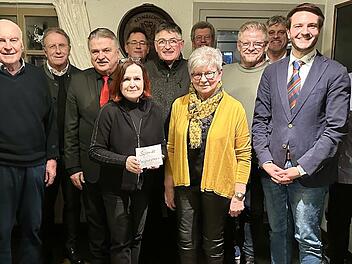 Eine Spende von 1000 Euro nahmen die Vorsitzende des Hospizvereins Kulmbach, stellvertretende Landrätin Christina Flauder, und Brigitte Brückner (vorne Mitte) vom Stammtisch „Die Vögel“ entgegen. Mit im Bild (von links) Jürgen Vierthaler, Robert S...