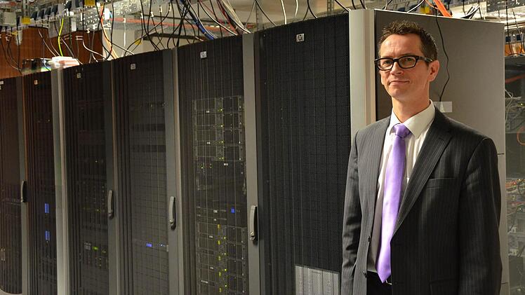 Matthias Funken vor einer Serverschrankwand. Foto: Pat Christ