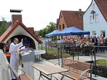 Pfarrer Zlatko Kidjemet segnete das neue Backhaus in Rüssenbach. Fotos: fra-press