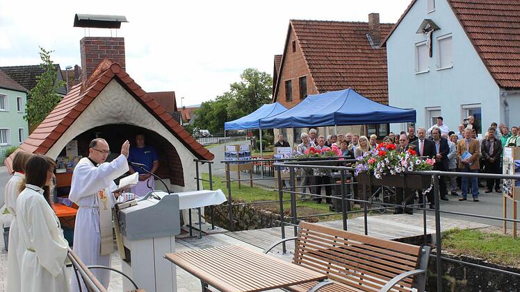 Pfarrer Zlatko Kidjemet segnete das neue Backhaus in Rüssenbach. Fotos: fra-press