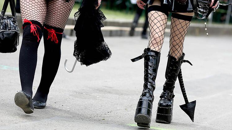 In knappen Outfits, opulenten Kleidern und kreativen Verkleidungen präsentieren sich die Teilnehmer des Wave-Gotik-Treffens in Leipzig. Foto: dpa