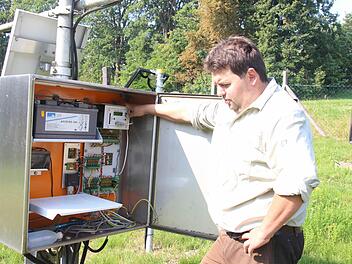 Marcus Hollederer am mit Elektronik gespickten Steuerungsschrank der Waldklimastation am Rennsteig Foto: Friedwald Schedel