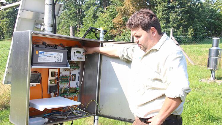 Marcus Hollederer am mit Elektronik gespickten Steuerungsschrank der Waldklimastation am Rennsteig Foto: Friedwald Schedel