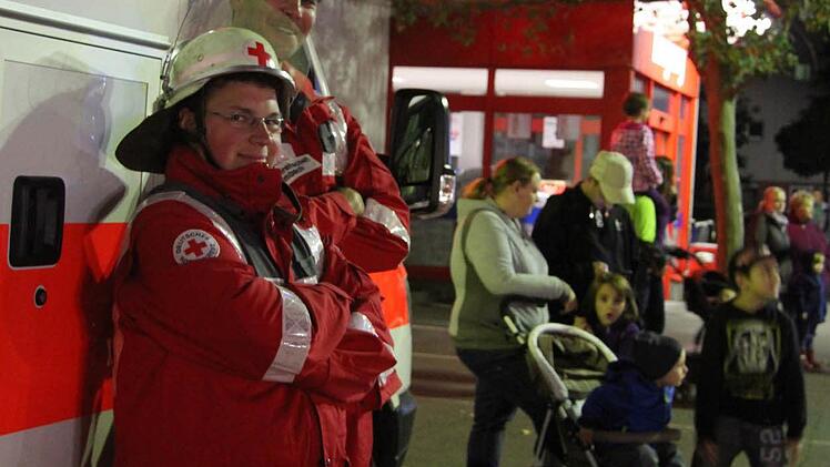 Kaum waren die Feuerwehrfahrzeuge angerückt, kamen auch schon die ersten Schaulustigen.