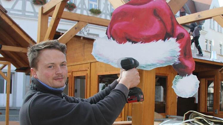 Kurt Grauberger bringt beim Winterdorf probeweise schon mal die Nikolausmütze an. Die Weihnachtsdekoration kommt erst in der Adventszeit. Foto: Sonja Adam